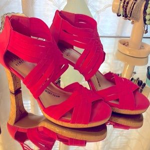 Hot pink cork 4” heel, memory foam, stretch banded sandals. Excellent condition.